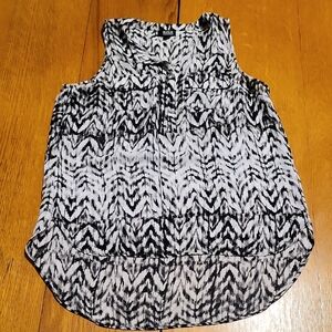 a.n.a Black and White Patterned Sleeveless Blouse